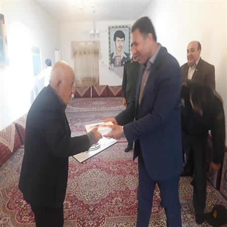 تجلیل و تکریم از خانواده شهید حمید کایدی در هفته دفاع مقدس 1401