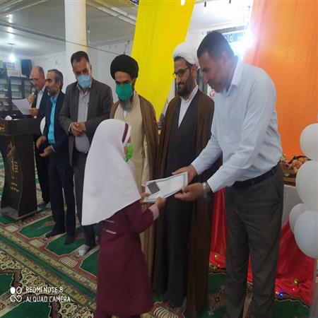 برگزاری اهدا جوایز به برگزیدگان  مسابقه کتابخوانی و نقاشی در هفته دفاع مقدس