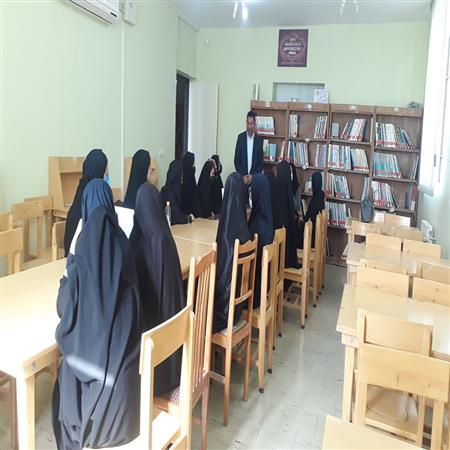 بازدید و عضویت دانش آموزان مقطع متوسطه 2 در هفته کتاب و کتابخوانی 1401