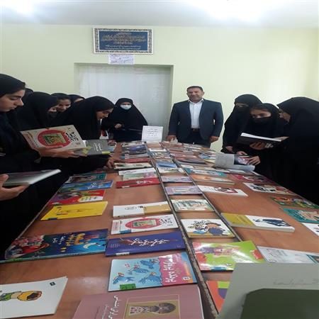 بازدید دانش آموزان متوسطه 2 از کتابخانه 1400