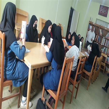 جمع خوانی و مطالعه کتاب دانش آموزان مقطع راهنمایی در هفته کتاب و کتابخوانی 1401