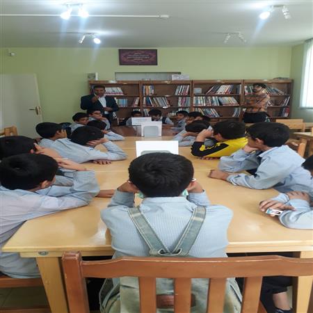 بازدید دانش آموزان مقطع ابتدایی از کتابخانه در هفته کتاب و کتابخوانی 1401