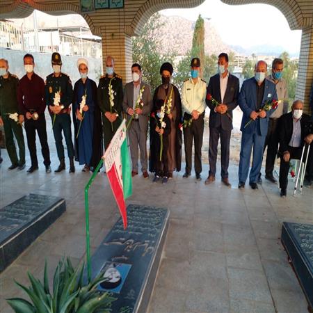 گلباران قبور مطهر شهدا به مناسبت هفته دفاع مقدس 1401